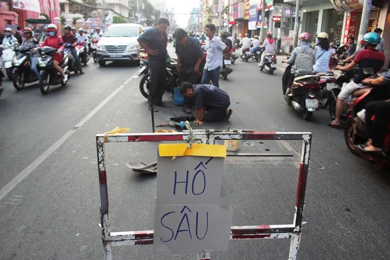 Hố sâu xuất hiện giữa trung tâm Sài Gòn ảnh 2 Hố sâu xuất hiện giữa trung tâm Sài Gòn ảnh 2